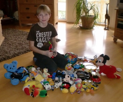 Dennis und seine gependeten Spielsachen