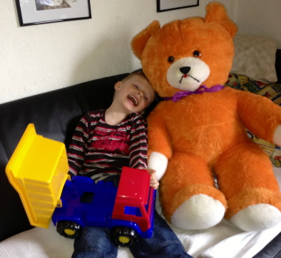 Justin mit seinen gespendeten Spielsachen